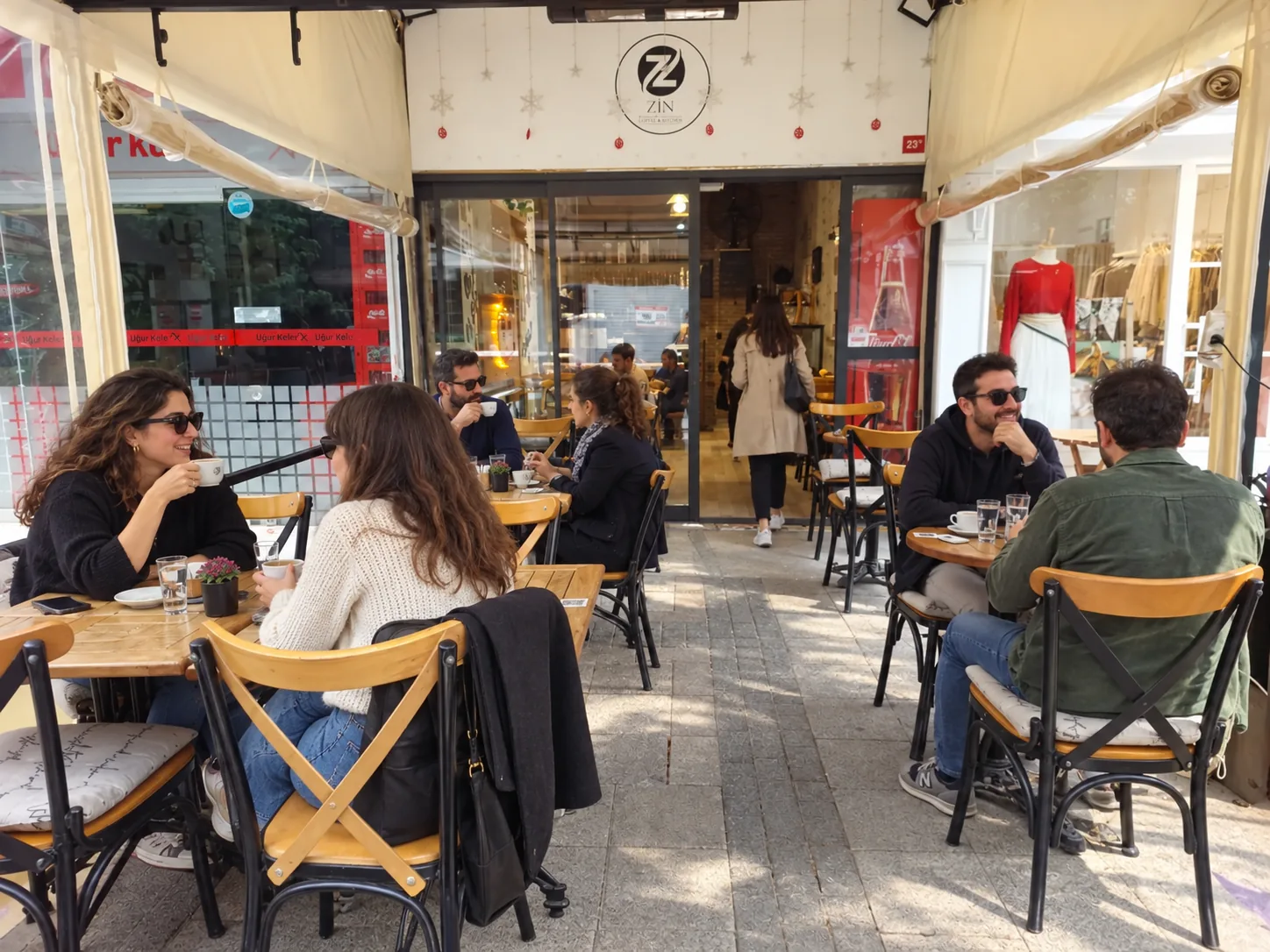 ZİN Cafe açık hava oturma alanı