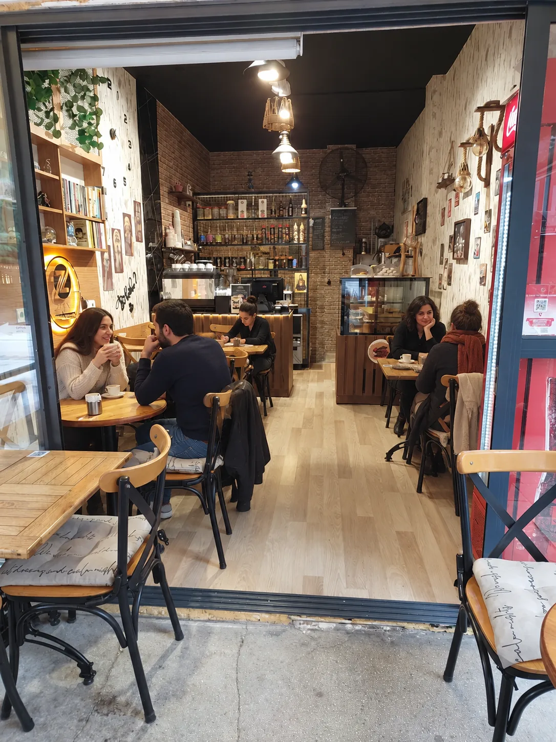 ZİN Cafe iç mekânında masalar ve oturma alanı