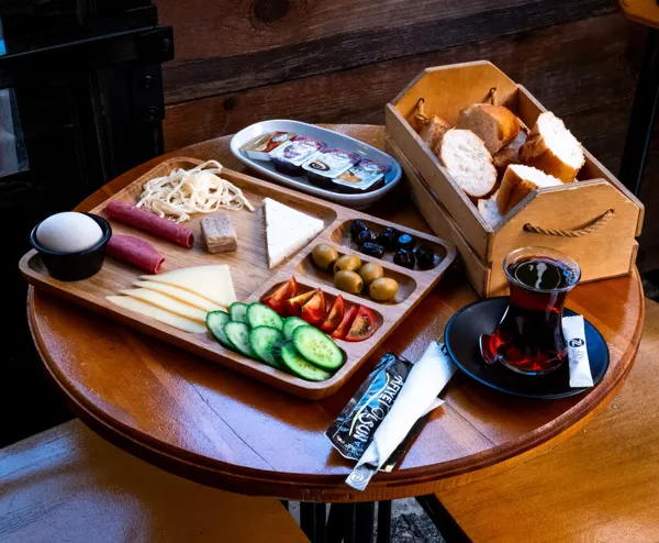 ZİN Cafe kahvaltı tabağı, ekmek sepeti ve çay